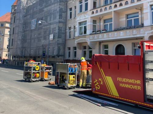 Geräte der Feuerwehr Hannover vor einem Haus